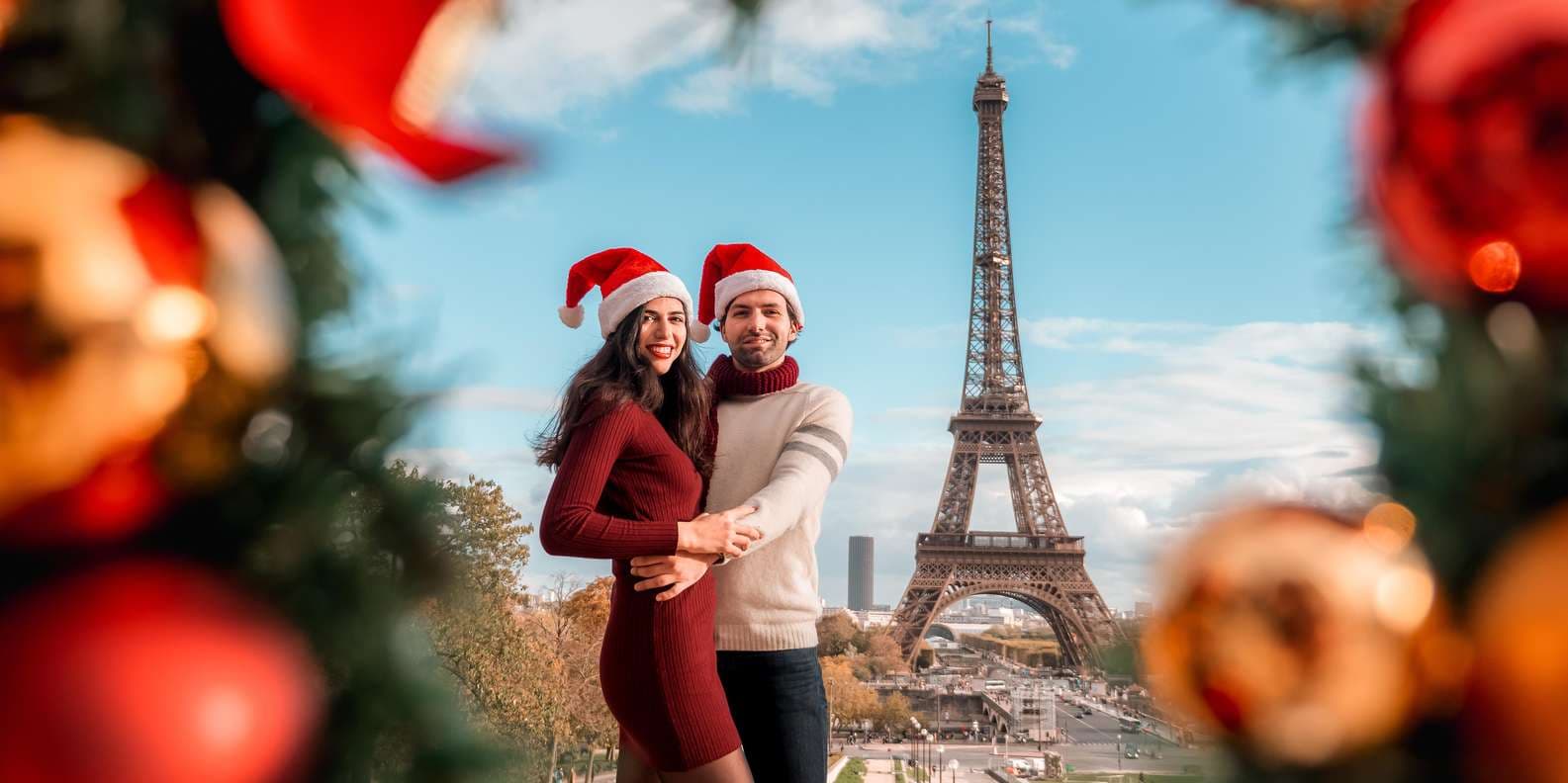 Shooting fotografico di Natale davanti alla Torre Eiffel